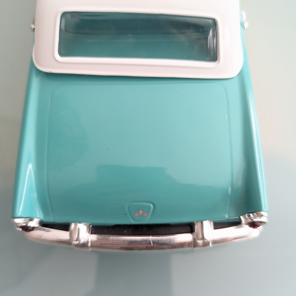 1955 Ford Thunderbird 1:18 Die Cast Model Car - Robin Egg Blue Collectible Car - Picture 10 of 14